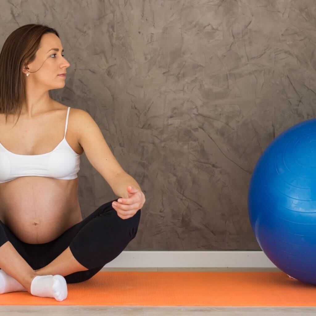 schwanger Frau im Fitnessoutfit