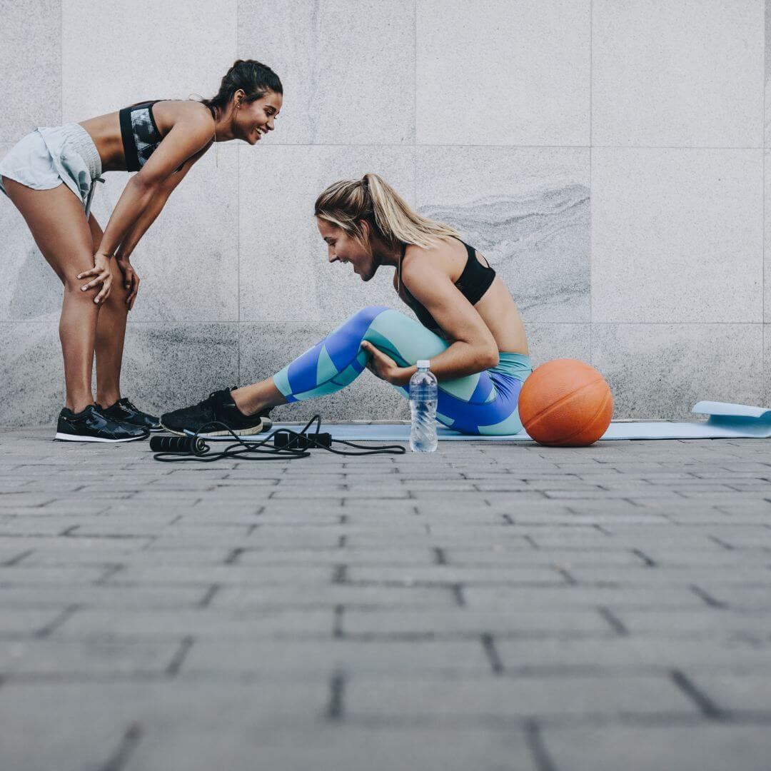 2Frauen Outdoorfitness Bauchübung