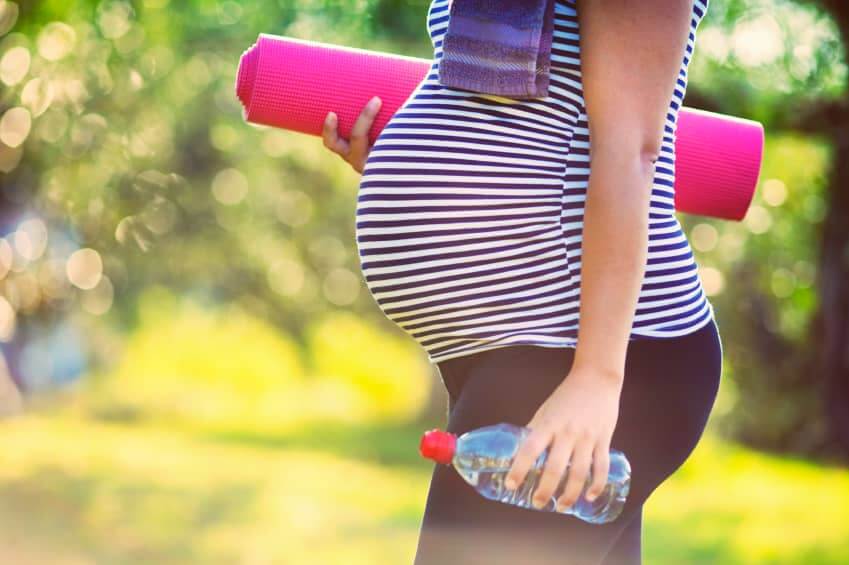Schwangere Frau beim Sport im Freien