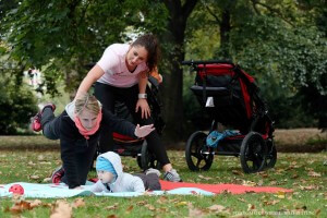 24.09.2014 Dsseldorf Buggy Fit im Hofgarten , Junge Mtter trainieren mit dem Kinderwagen Anna Bierholz (23) und Yasmin (31) mit Leo ( 5 Monate ) Foto : Meike Wirsel Autorennummer 4018778