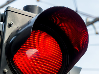 Eine Ampel im Straßenverkehr zeigt rotes Licht.