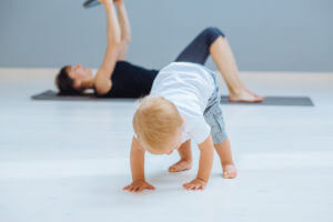 Mama macht Pilates mit Baby.