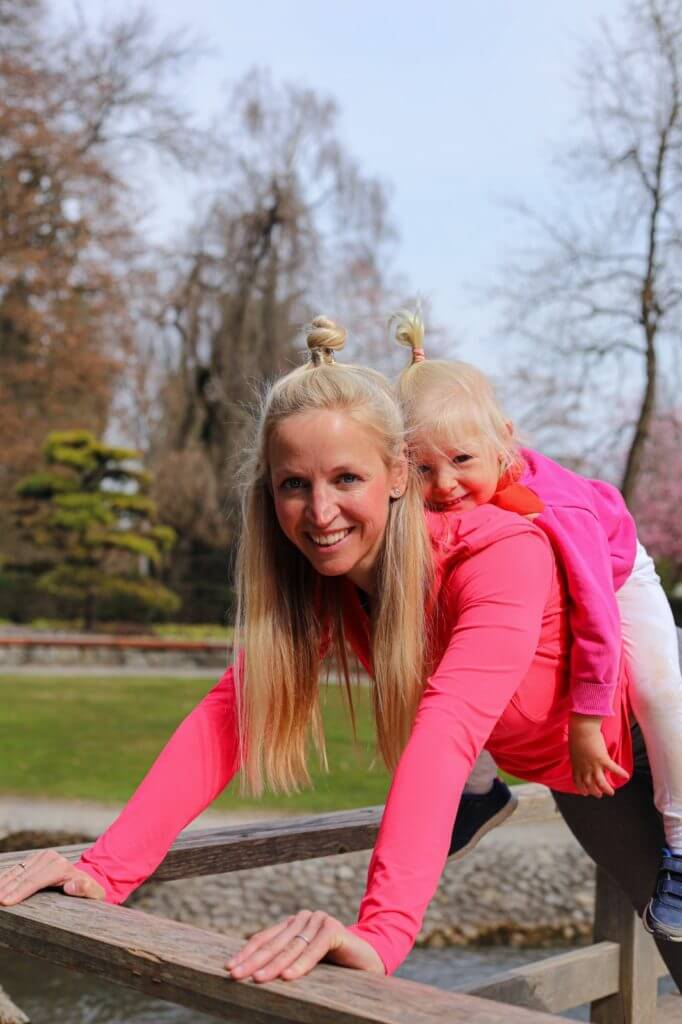 Fitnessmama bei einer Übung zusammen mit ihrer Tochter.