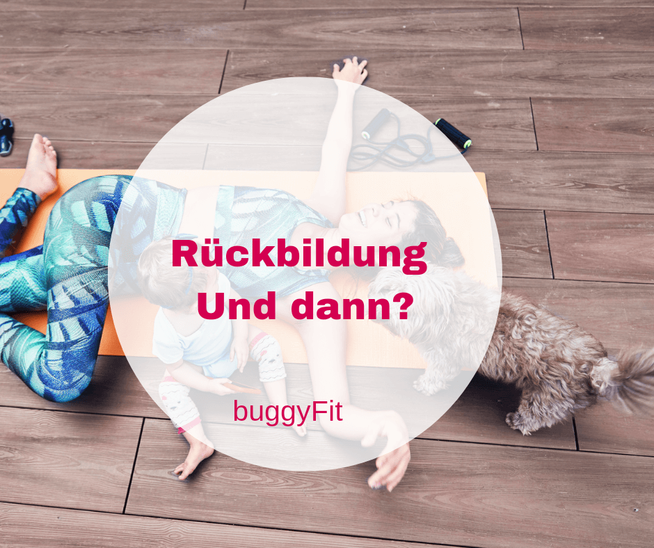 Eine Mama auf einer Fitnessmatte mit ihren Baby und Hund beim Rückbildungskurs.