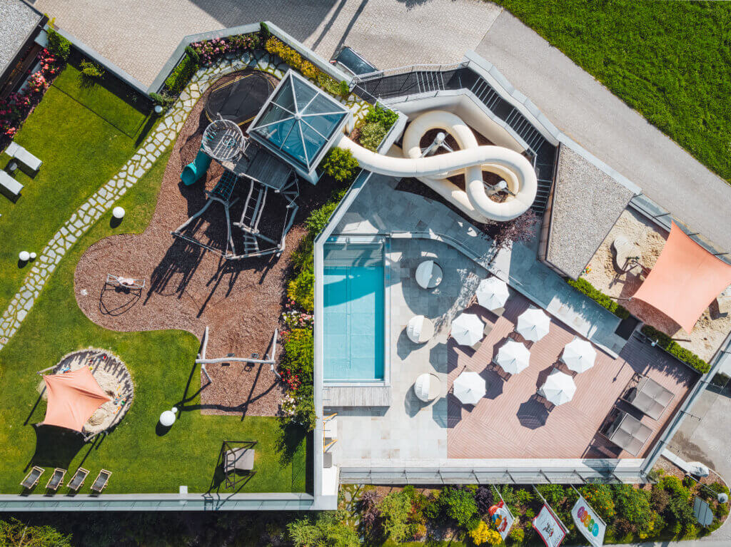 Ein Hotel mit Pool von oben fotografiert. Familotel Huber