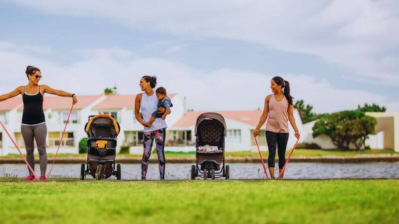 Mama beim Sport mit ihren Babys