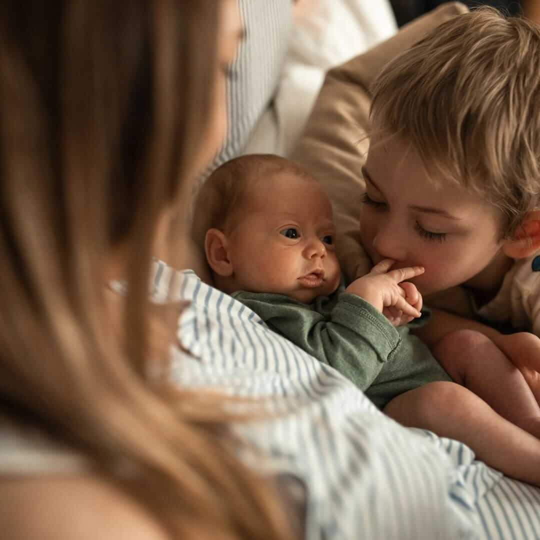 Baby mit Geschwisterkind