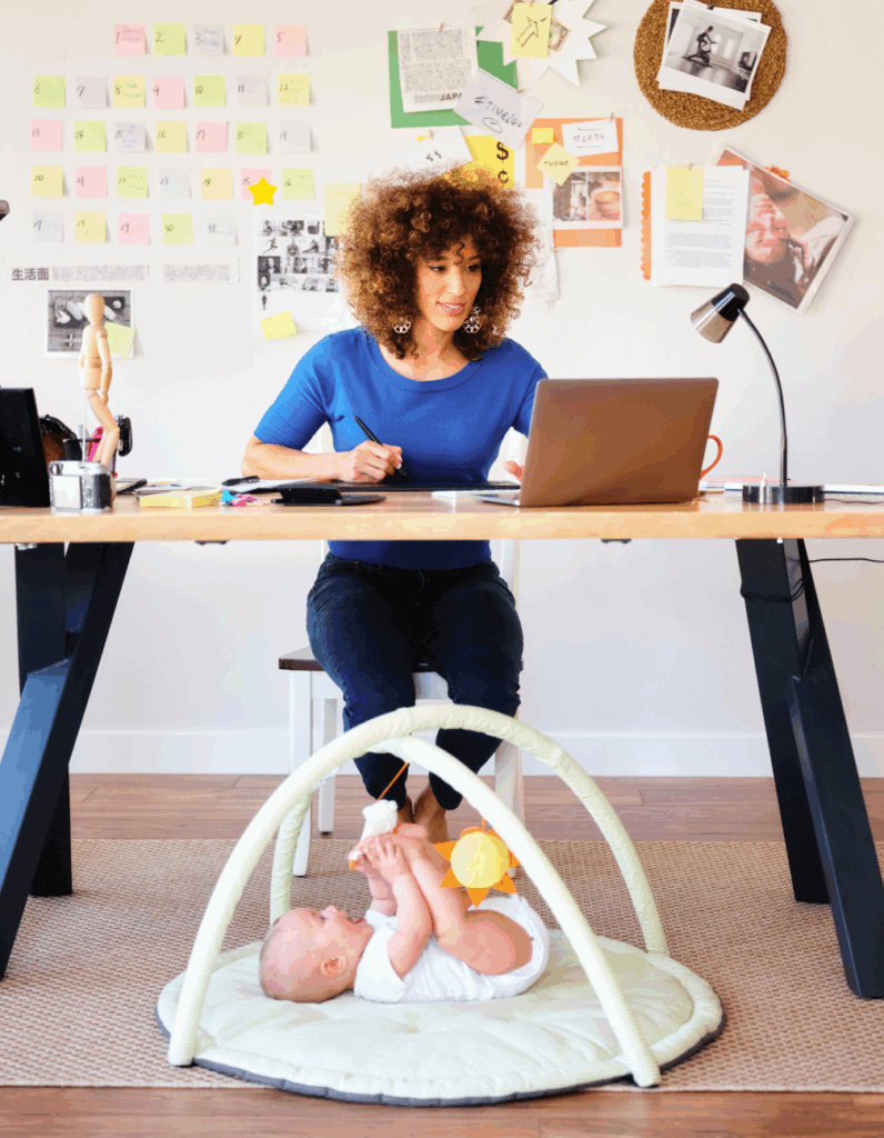 Mama arbeitet mit Baby