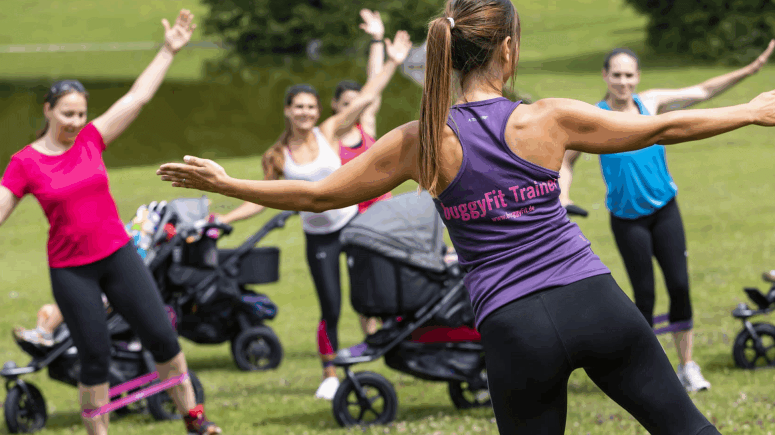 buggyFit-Trainerin leitet einen Outdoor-Kurs mit Müttern und Kinderwagen an
