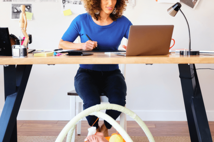 Mama arbeitet mit Baby