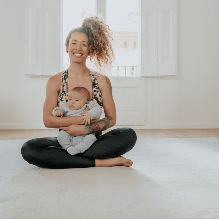 Sportliche Mama zusammen mit ihrem Baby vor der Trainingseinheit.