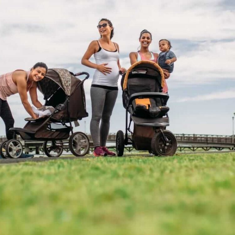 Mamas mit ihren Baby und Schwangere zusammen in einen Fitnesskurs.