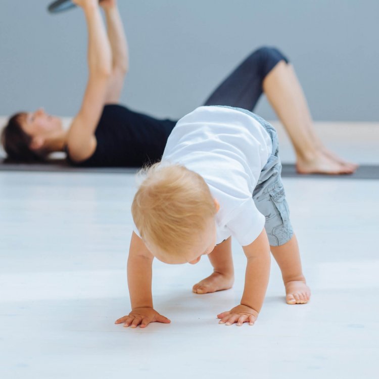 Mama macht Pilates mit Baby.